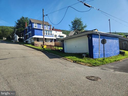 64 W Garibaldi Ave, NESQUEHONING, PA, 18240-1013 | Card Image