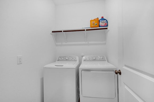 Washroom with independent washer and dryer and laundry area | Image 10