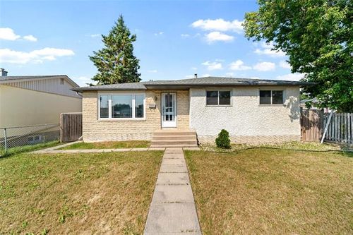 688 Keewatin St, Winnipeg, MB, R2X2S4 | Card Image
