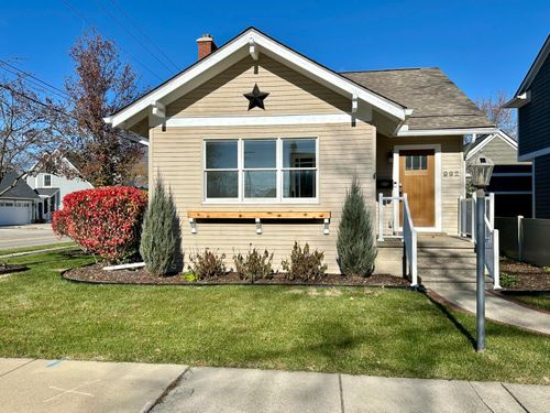 992 Palmer St, Plymouth, MI, 48170-2066 | Card Image