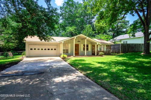 111 Davis St, Pelahatchie, MS, 39145-3098 | Card Image