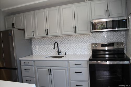 apt-7-810 Blooming Grove Tpke, New Windsor, NY, 12553-8104 | Card Image