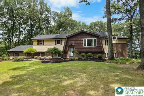 3571 Oak Ridge Dr, Slatington, PA, 18080-3247 | Card Image