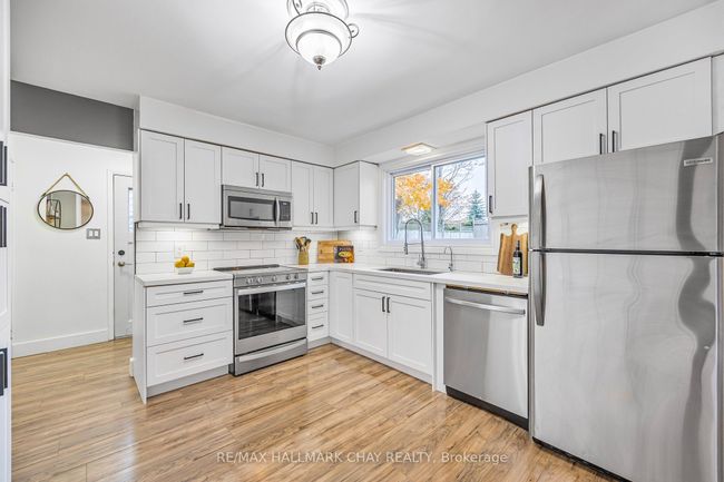 46 Farmingdale Cres, House other with 4 bedrooms, 2 bathrooms and 4 parking in Barrie ON | Image 7