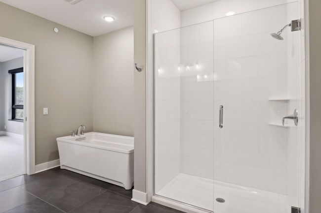 Large walk-in shower plus soaker tub | Image 11