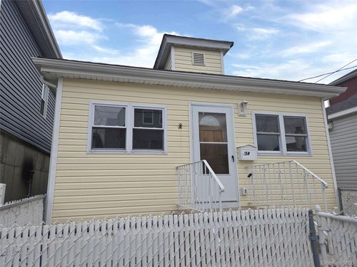 20 W 10th Rd, Broad Channel, NY, 11693-1114 | Card Image