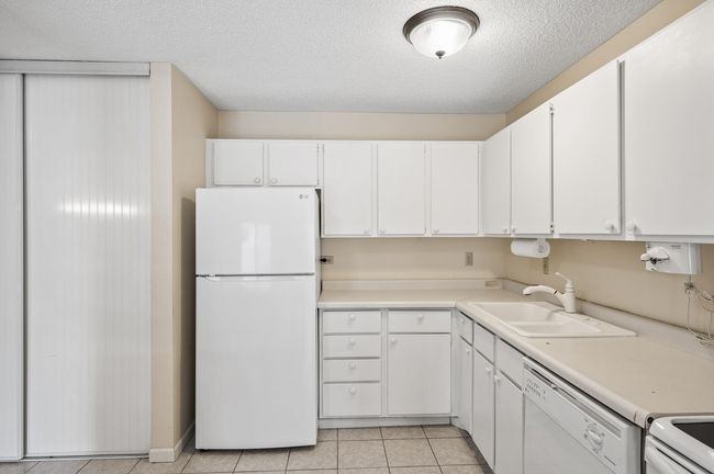 1940 Harbor Ln N, Townhouse with 2 bedrooms, 2 bathrooms and null parking in Plymouth MN | Image 11