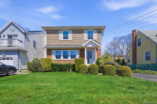 150 Hughes Pl, Albertson, NY, 11507-1602 | Card Image