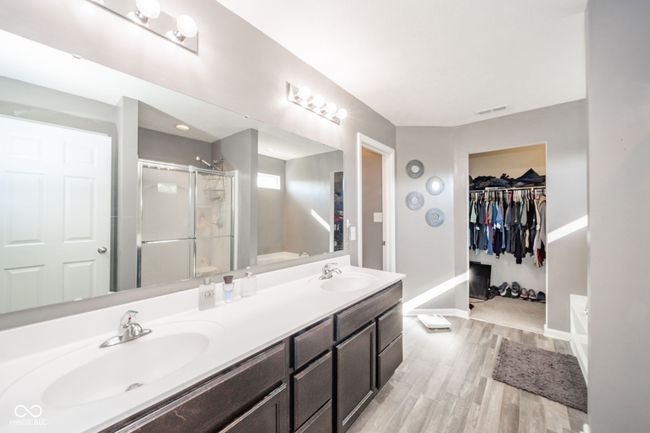 master bath w/ double sinks | Image 34