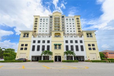 304 - 1627 Sw 37th Ave, Condo with 2 bedrooms, 2 bathrooms and null parking in Miami FL | Image 1