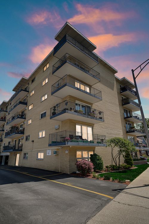 apt-403-320 Circle Ave, Forest Park, IL, 60130-1660 | Card Image