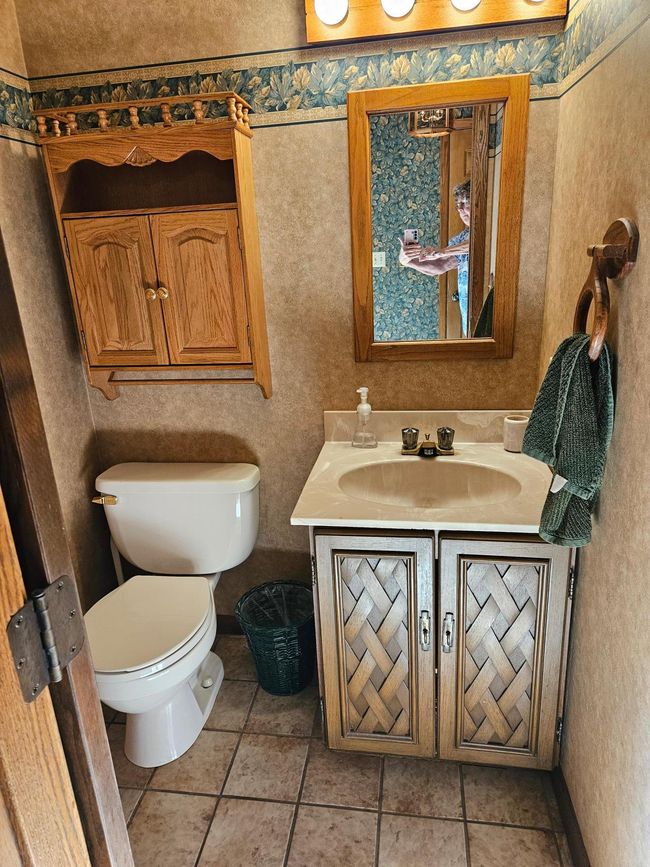 i/2 bath in entry | Image 16