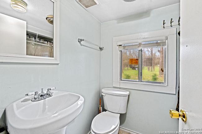 3420 Junction Hwy, House other with 2 bedrooms, 2 bathrooms and null parking in ingram TX | Image 20