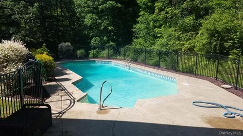32 Robinson Ln, Wappingers Falls, NY, 12590-6318 | Card Image