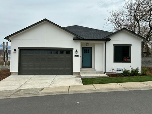 100 Oak Valley Dr, Talent, OR, 97540-8633 | Card Image