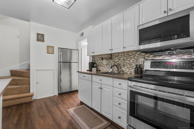 11 Barmore Dr W, House other with 3 bedrooms, 2 bathrooms and 4 parking in Stamford CT | Image 7