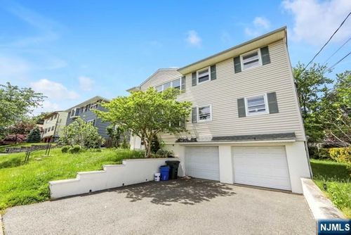 24 Van Vliet Ct, Clifton, NJ, 07013-2701 | Card Image