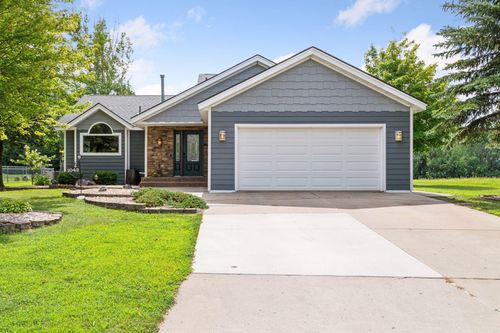 1042 8th Ave Sw, Hutchinson, MN, 55350-3742 | Card Image