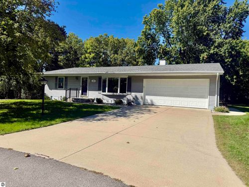 135 Fox Pl, Saint Louis, MI, 48880-9747 | Card Image