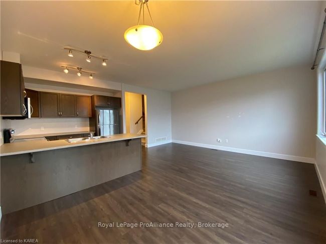 201 Pratt Dr, House attached with 3 bedrooms, 2 bathrooms and 3 parking in Amherstview ON | Image 8