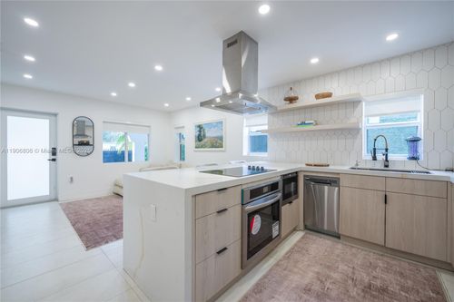 545 Nw 47th St, Miami, FL, 33127-2452 | Card Image