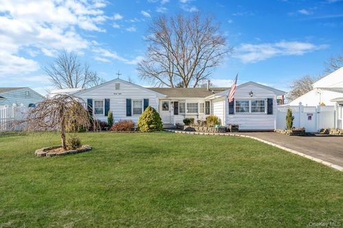 28 Pamela Ln, Selden, NY, 11784-3155 | Card Image