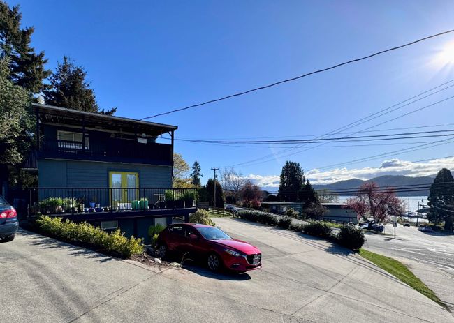 455-457 S Fletcher Road, Home with 10 bedrooms, 4 bathrooms and 6 parking in Gibsons BC | Image 2