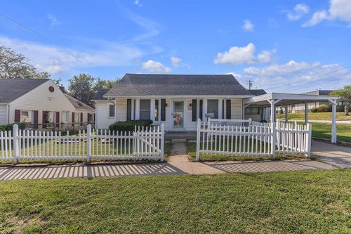 102 S Chestnut St, Cameron, MO, 64429-2162 | Card Image
