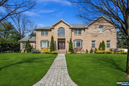 683 Victoria Ave, Paramus, NJ, 07652-1943 | Card Image