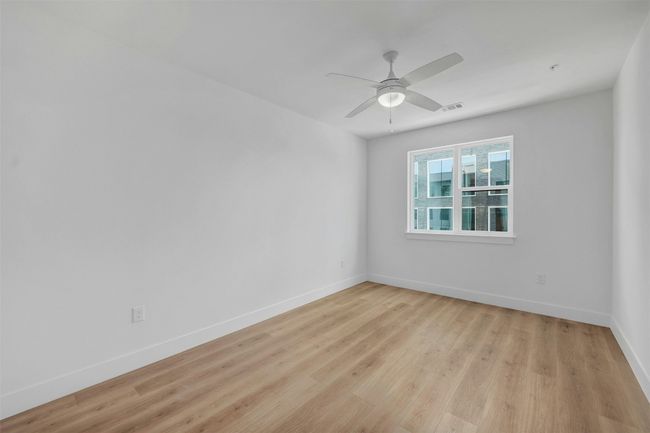 Unfurnished room featuring light wood finished floors and a ceiling fan | Image 11