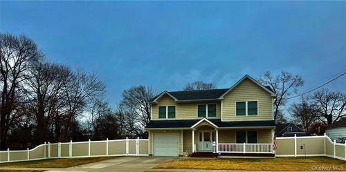 285 Daniel St, Lindenhurst, NY, 11757-3546 | Card Image