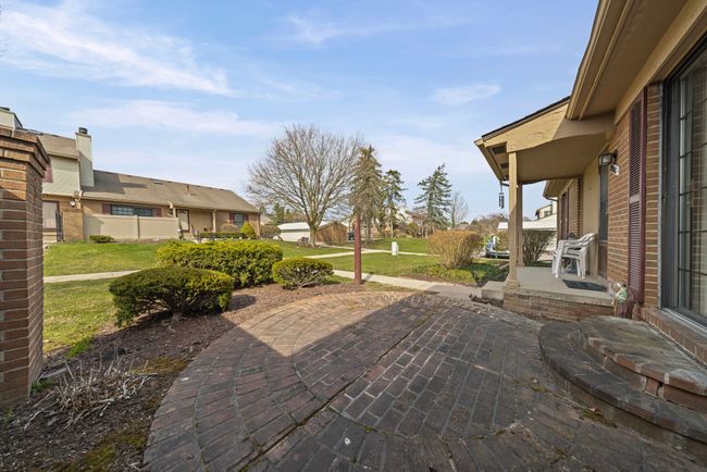 38906 Country Cir, Condo with 2 bedrooms, 3 bathrooms and null parking in Farmington Hills MI | Image 27