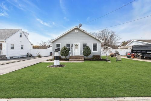 39 Ocean Ave, Blue Point, NY, 11715-2109 | Card Image