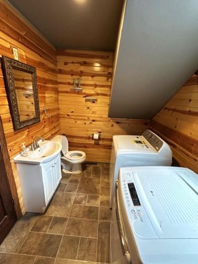 Main floor Laundry | Image 10