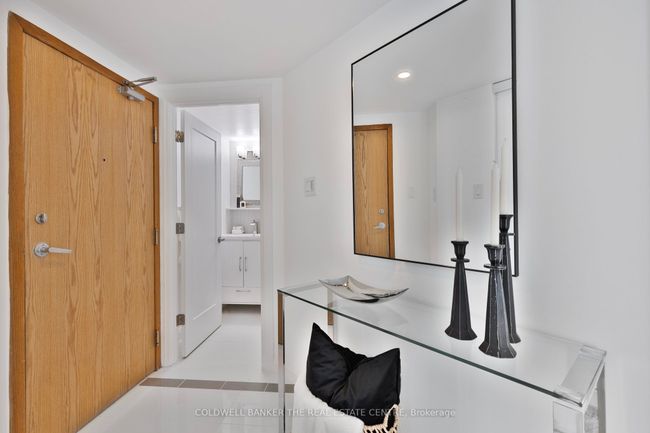 2002 - 99 Harbour Sq, Condo with 2 bedrooms, 2 bathrooms and 1 parking in Toronto ON | Image 8