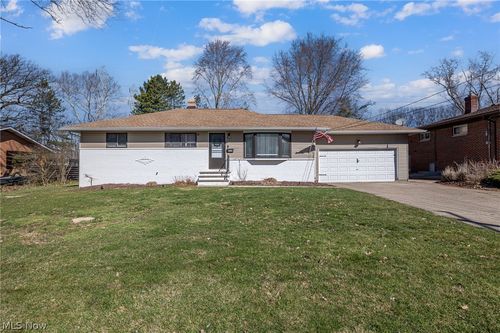 8320 Craigleigh Dr, Parma, OH, 44129-6623 | Card Image