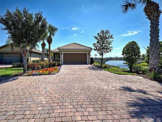 Extensive driveway | Image 4
