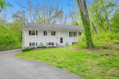 82 Roosevelt Rd, Hyde Park, NY, 12538-2325 | Card Image