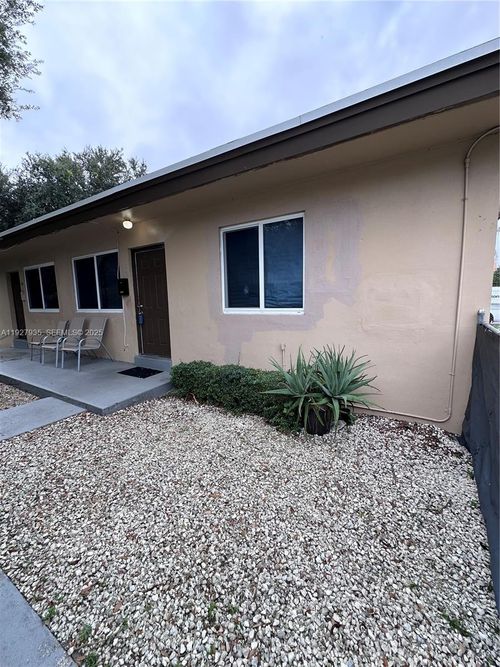 front-1460 Nw 52nd St, Miami, FL, 33142-3830 | Card Image