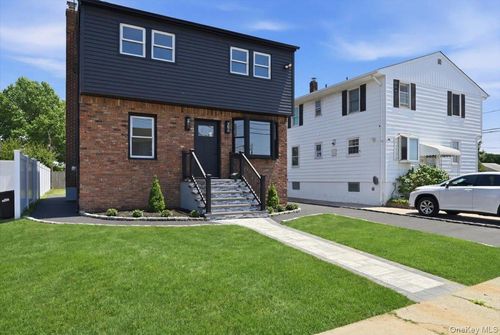 20 Wyona Ave, Lindenhurst, NY, 11757-5936 | Card Image