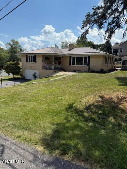 105 Elm Spring Dr, Altoona, PA, 16602-2911 | Card Image