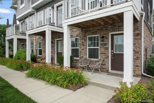 3317 Parkways Blvd, Auburn Hills, MI, 48326-3934 | Card Image