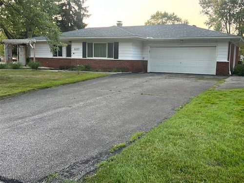 1227 Shepard Hills Blvd, Macedonia, OH, 44056-1327 | Card Image