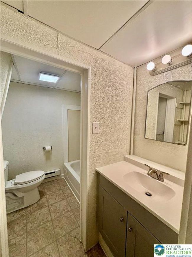 APT-5 - 631 Pen Argyl St, Condo with 2 bedrooms, 1 bathrooms and null parking in Pen Argyl PA | Image 7