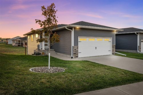 1426 Applewood Dr, Fairfax, IA, 52228-9663 | Card Image