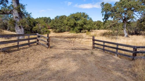 000 Whitaker Forest Rd, Badger, CA, 93603 | Card Image
