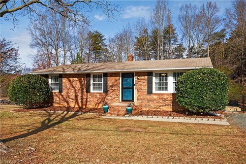 413 Vernon Rd, Reidsville, NC, 27320-8440 | Card Image