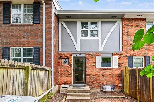 7104 Nw Chapel Woods Ln, Kansas City, MO, 64152-2955 | Card Image