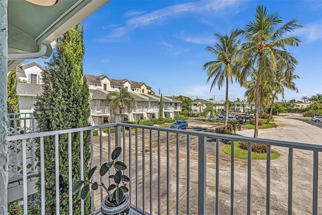 4107 Ne 21 St Ter, Townhouse with 1 bedrooms, 2 bathrooms and null parking in Lighthouse Point FL | Image 27