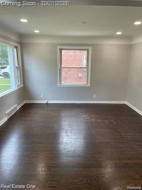 6991 Colonial St, Dearborn Heights, MI, 48127-2112 | Card Image